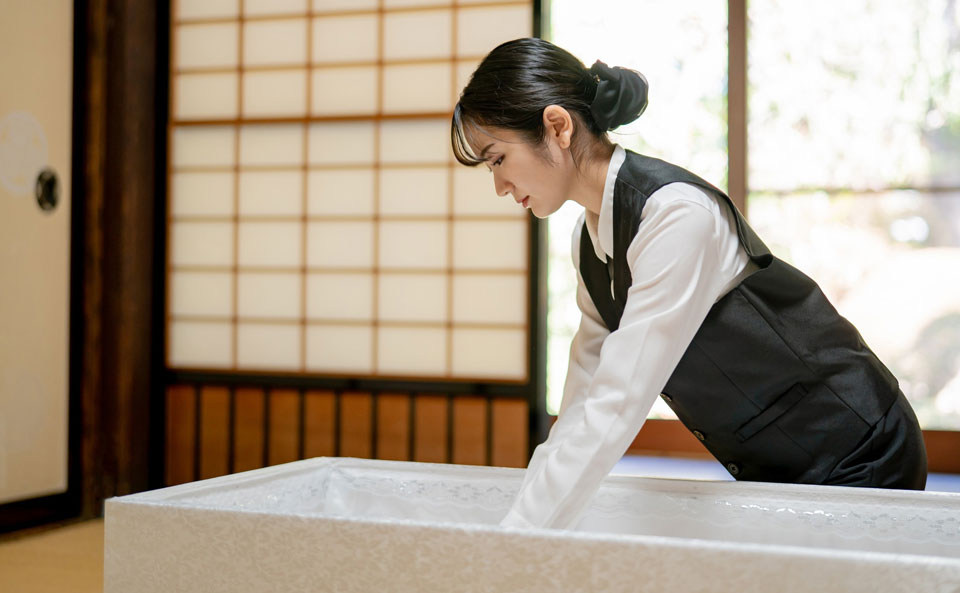 納棺師がご遺体を安置している様子