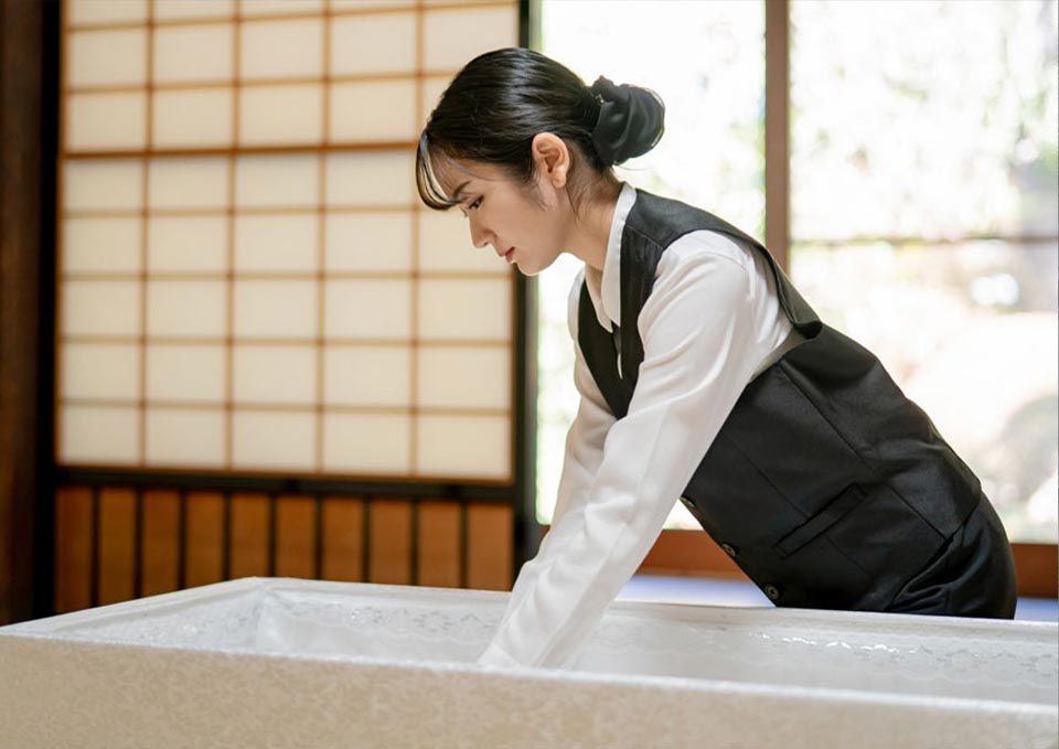 納棺師がご遺体を安置している様子