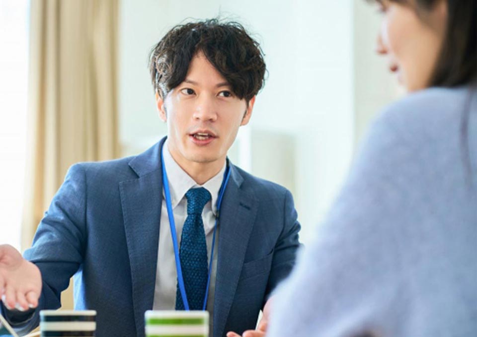 葬儀スタッフと遺族が打ち合わせしている様子