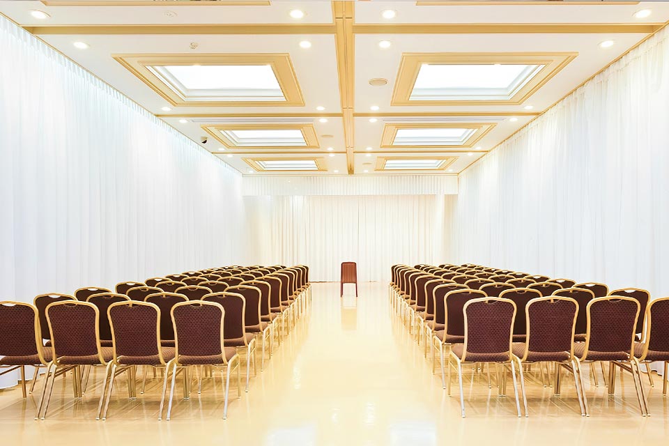 桐ヶ谷斎場の式場