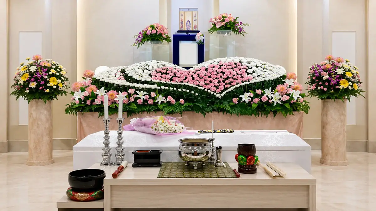 わかりやすい家族葬の本物の生花だけで作られた家族葬の祭壇(造花不使用)