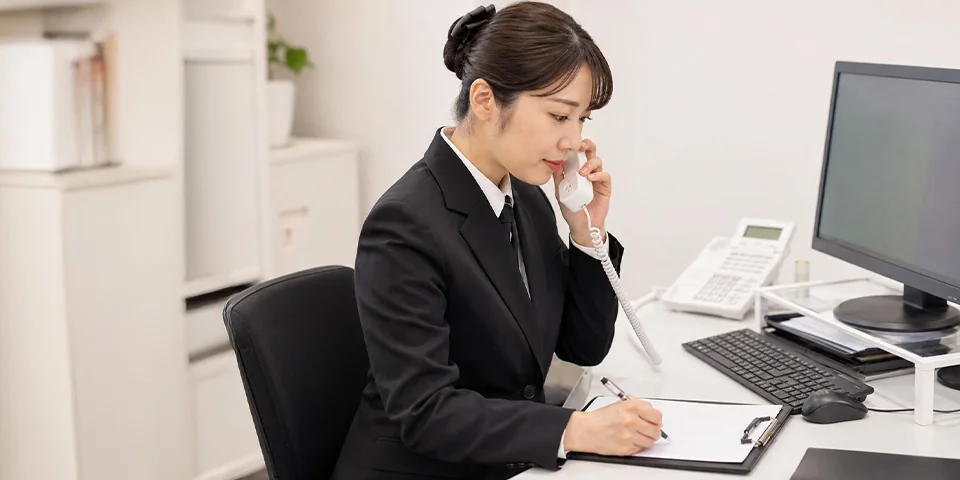 柏市の葬儀について、事前相談の電話でご希望を聞き取るスタッフ
