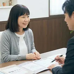 女性と葬儀社の男性スタッフが、家族葬の打合せをしている様子