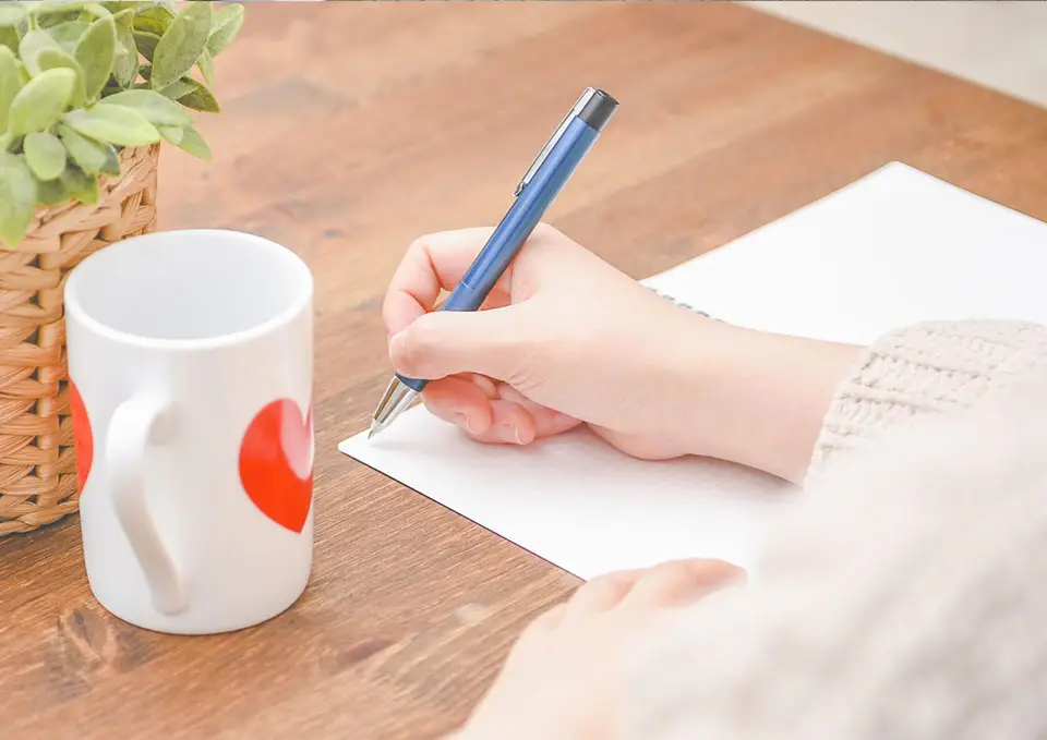 葬儀の後に必要となる名義変更をしている様子