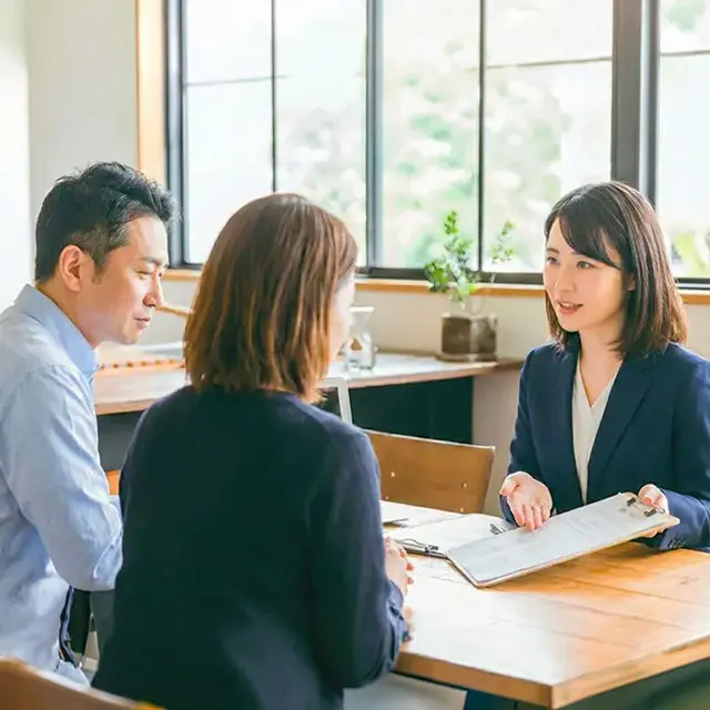 板橋区周辺での葬儀内容について喪主が考えているイラスト