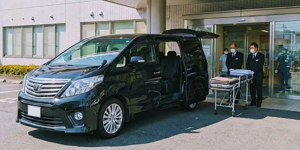 大和市の病院に、ご遺体のお迎えに行く寝台車