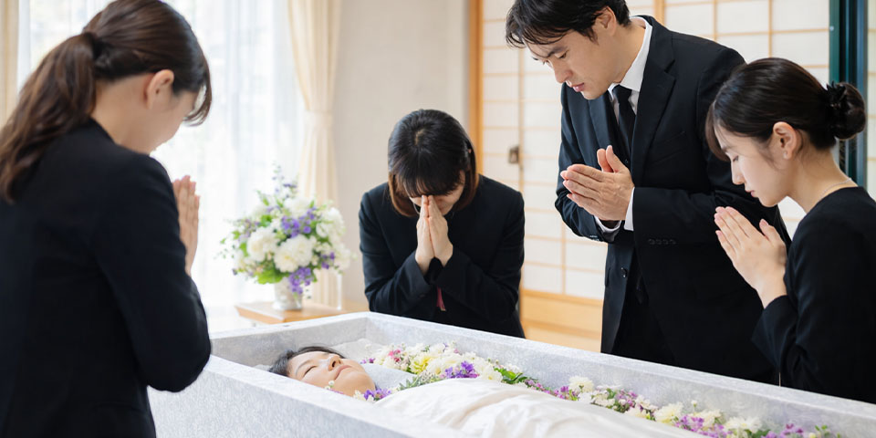 自宅で告別式をあげている様子