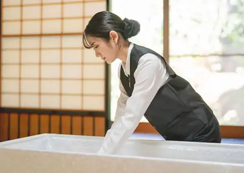葬儀社スタッフが納棺をしている様子