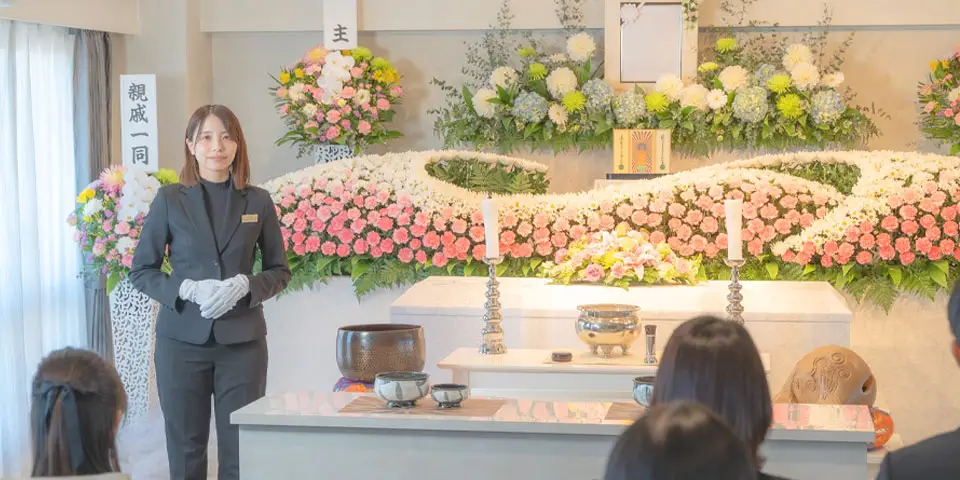 女性の司会進行スタッフが、大和市での告別式を進行していう様子