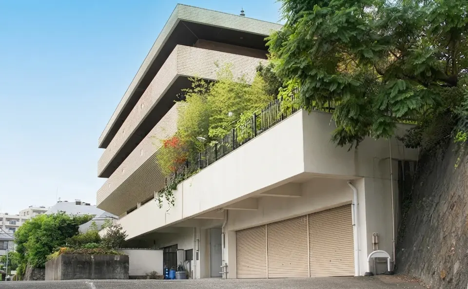 雲照寺 徳教会館の外観