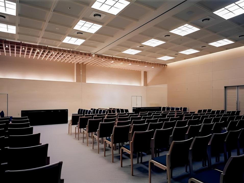 式場の中は参列者用の椅子がたくさん並べられています