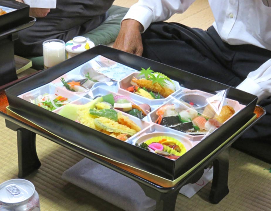 精進料理を食べている様子