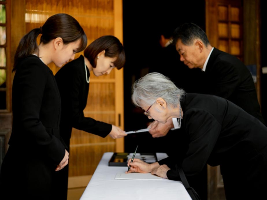 葬儀に参列している様子