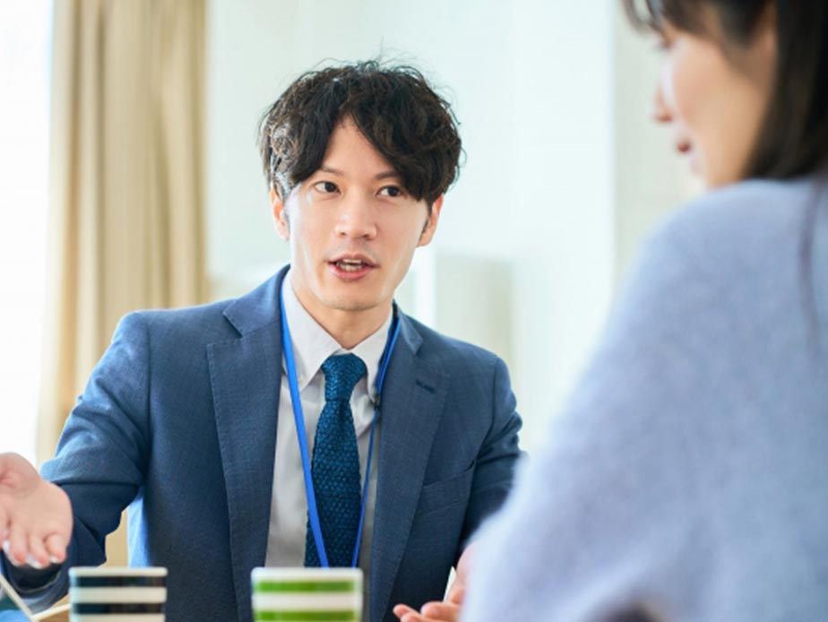 葬儀スタッフと遺族が打ち合わせしている様子