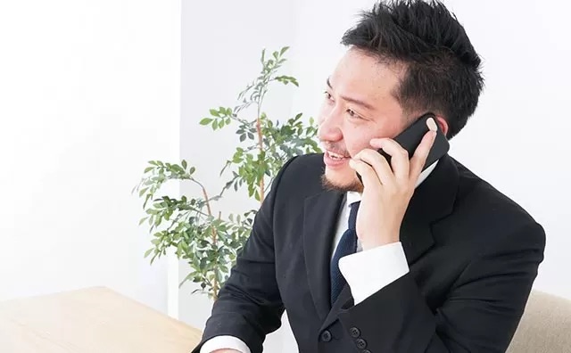 電話をしている様子