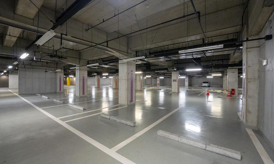 横浜市北部斎場の地下駐車場写真